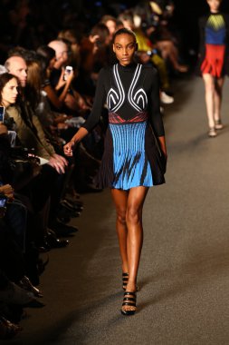 alexander wang defile pist model yürür
