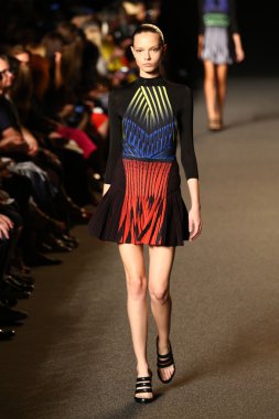 alexander wang defile pist model yürür