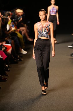 alexander wang defile pist model yürür