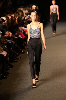 alexander wang defile pist model yürür