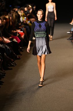 alexander wang defile pist model yürür