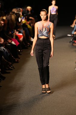 alexander wang defile pist model yürür