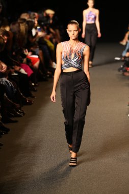 alexander wang defile pist model yürür