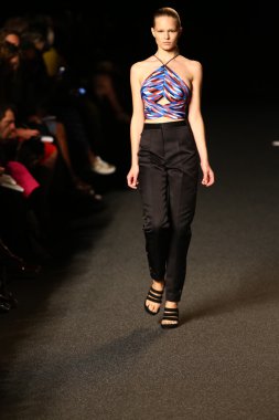 alexander wang defile pist model yürür