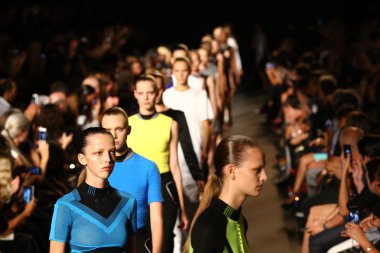 modelleri pist finale alexander wang defilede yürümek.
