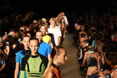 modelleri pist finale alexander wang defilede yürümek.