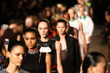 modelleri pist finale alexander wang defilede yürümek.