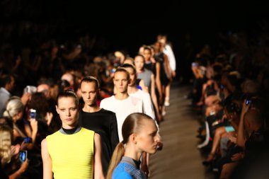 modelleri pist finale alexander wang defilede yürümek.