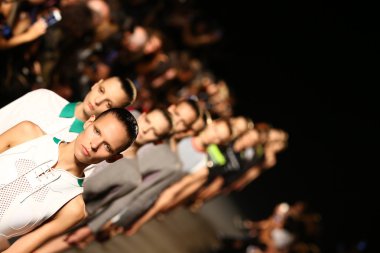 modelleri pist finale alexander wang defilede yürümek.