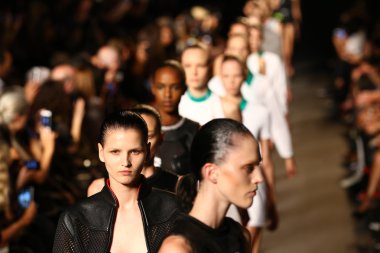 modelleri pist finale alexander wang defilede yürümek.