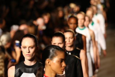 modelleri pist finale alexander wang defilede yürümek.