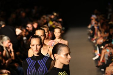 modelleri pist finale alexander wang defilede yürümek.