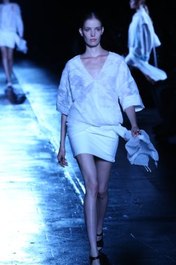 prabal gurung defile pist model yürür