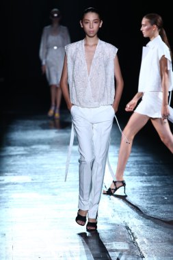 prabal gurung defile pist model yürür