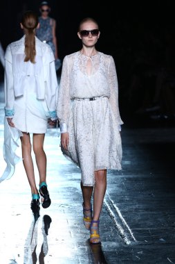 prabal gurung defile pist model yürür