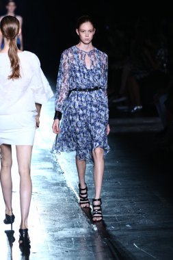 prabal gurung defile pist model yürür