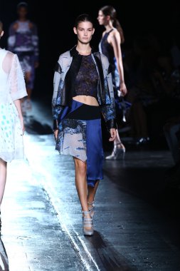 prabal gurung defile pist model yürür