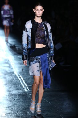 prabal gurung defile pist model yürür