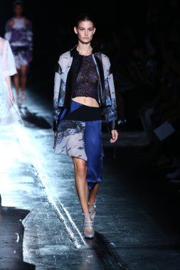 prabal gurung defile pist model yürür