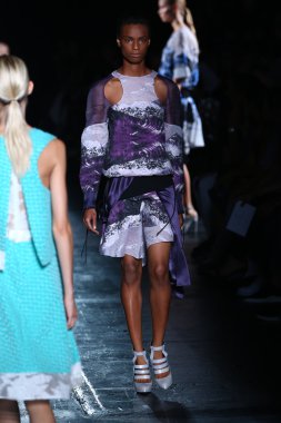 prabal gurung defile pist model yürür