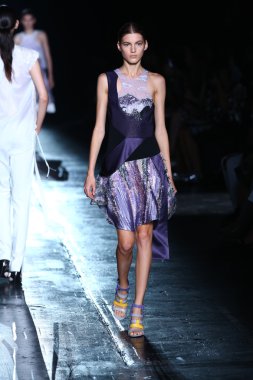 prabal gurung defile pist model yürür