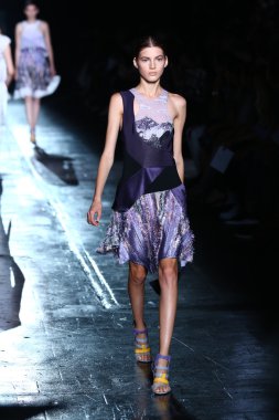 prabal gurung defile pist model yürür
