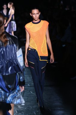 prabal gurung defile pist model yürür