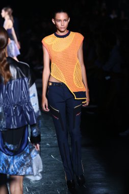 prabal gurung defile pist model yürür