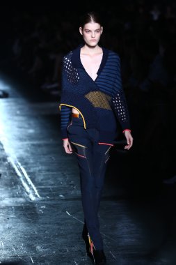 prabal gurung defile pist model yürür