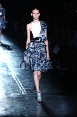 prabal gurung defile pist model yürür