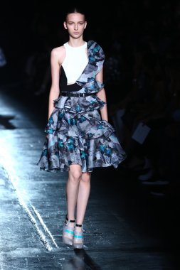 prabal gurung defile pist model yürür