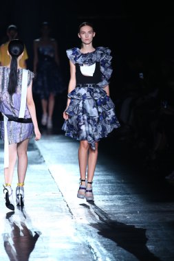prabal gurung defile pist model yürür