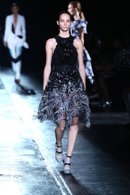 prabal gurung defile pist model yürür