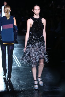 prabal gurung defile pist model yürür