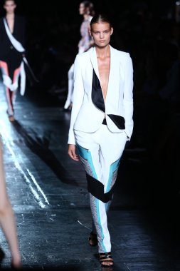 prabal gurung defile pist model yürür