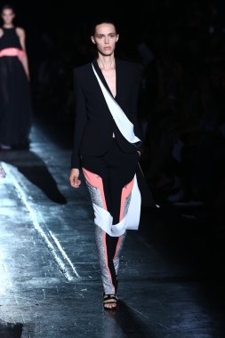 prabal gurung defile pist model yürür