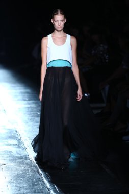 prabal gurung defile pist model yürür