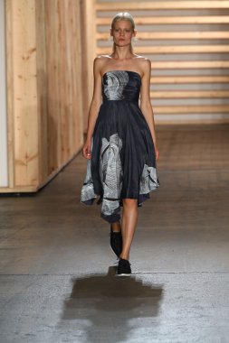 tibi defile pist model yürür