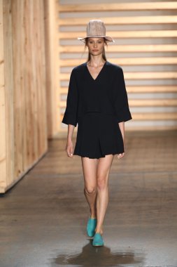 tibi defile pist model yürür