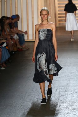 tibi defile pist model yürür