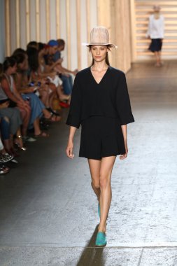 tibi defile pist model yürür