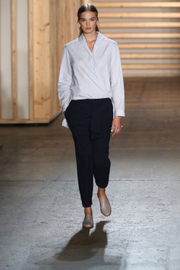 tibi defile pist model yürür