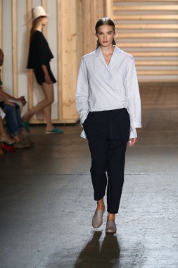 tibi defile pist model yürür