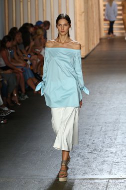 tibi defile pist model yürür