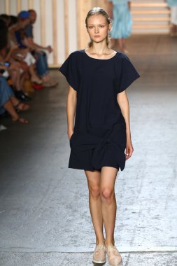tibi defile pist model yürür