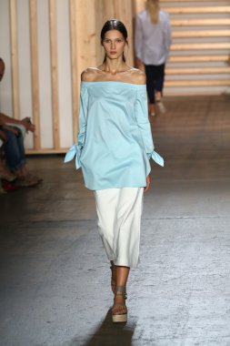 tibi defile pist model yürür