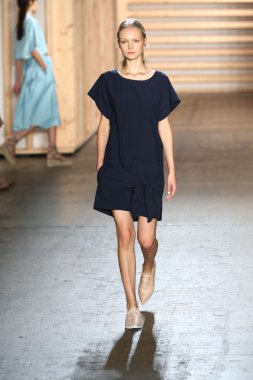 tibi defile pist model yürür