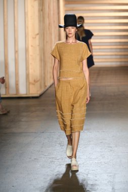 tibi defile pist model yürür
