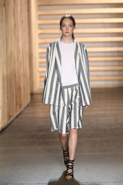 tibi defile pist model yürür