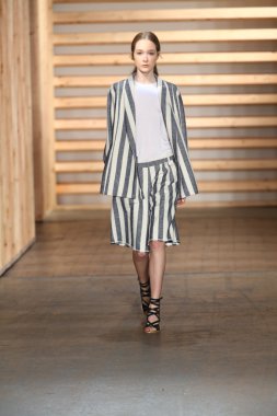 tibi defile pist model yürür